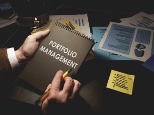 Read more about the article How Wealth Advisors Help Clients Build Resilient Investment Portfolios in 2026