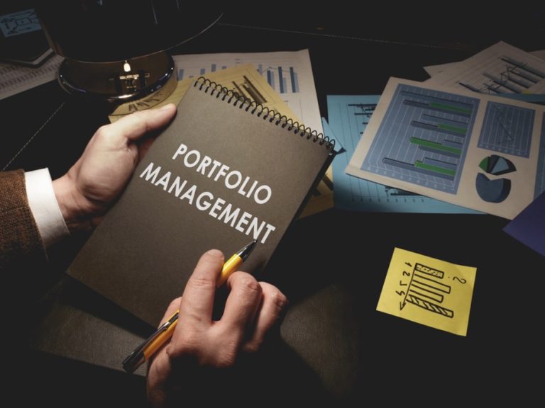 Read more about the article How Wealth Advisors Help Clients Build Resilient Investment Portfolios in 2026